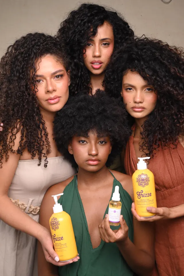 Cuatro amigas de rizos con productos Frizzé