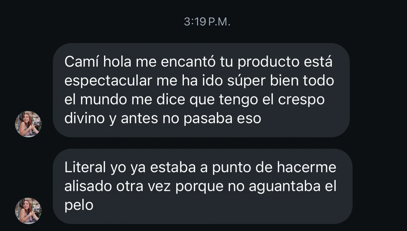 Mensaje de una clienta por Instagram: «Camí, hola, me encantó tu producto, está espectacular, me ha ido súper bien. Todo el mundo me dice que tengo el crespo divino y antes no pasaba eso. Literal, yo ya estaba a punto de hacerme alisado otra vez porque no aguantaba el pelo».