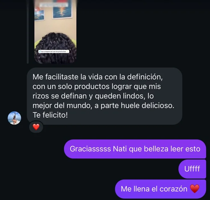Mensaje de una clienta por Instagram, junto a un video de sus rizos: «Me facilitaste la vida con la definición: con un solo producto logré que mis rizos se definan y queden lindos. Lo mejor del mundo, aparte huele delicioso. ¡Te felicito!».
