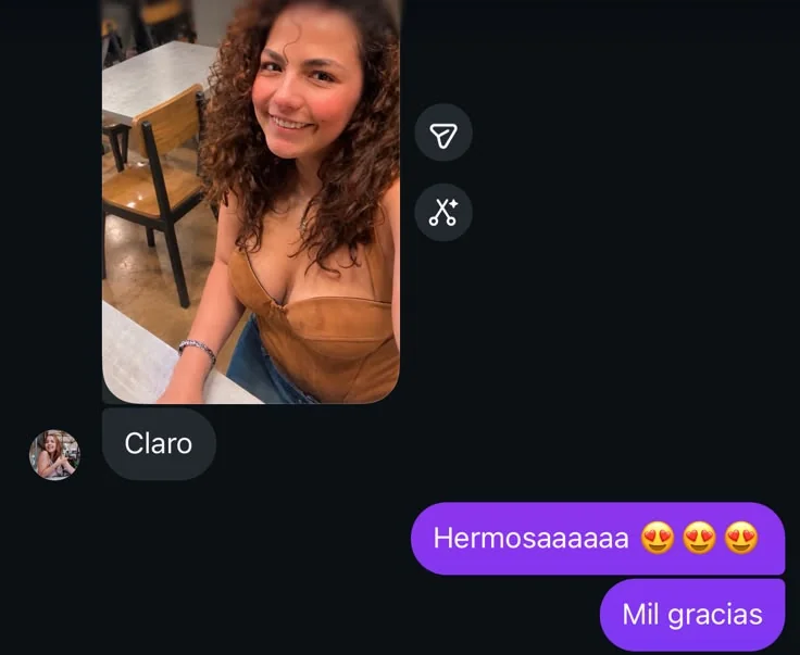 Foto que nos mandó una clienta por Instagram con sus rizos definidos, y nuestra respuesta: «Hermosaaaa, mil gracias».
