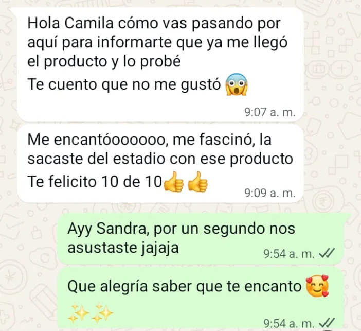 Chat de WhatsApp con una clienta: «Ya me llegó el producto y lo probé. Te cuento que no me gustó… Me encantó, me fascinó, la sacaste del estadio con ese producto. Te felicito, 10 de 10», y nuestra respuesta: «Por un segundo nos asustaste».