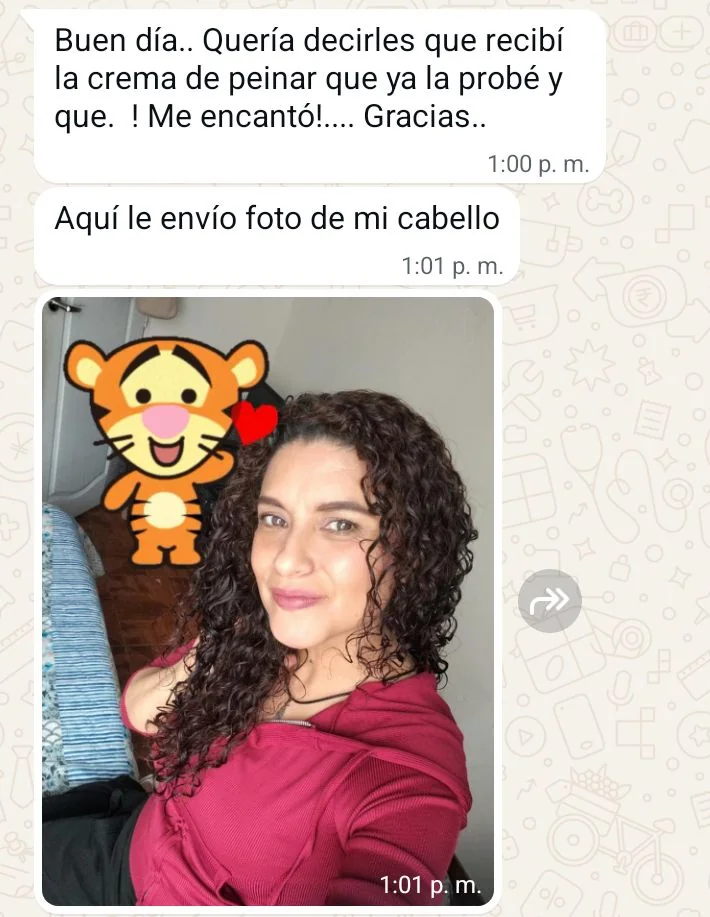 Mensaje de una clienta por WhatsApp: «Buen día. Quería decirles que recibí la crema de peinar, que ya la probé y ¡me encantó! Gracias. Aquí le envío foto de mi cabello», con una selfie de su cabello rizado.